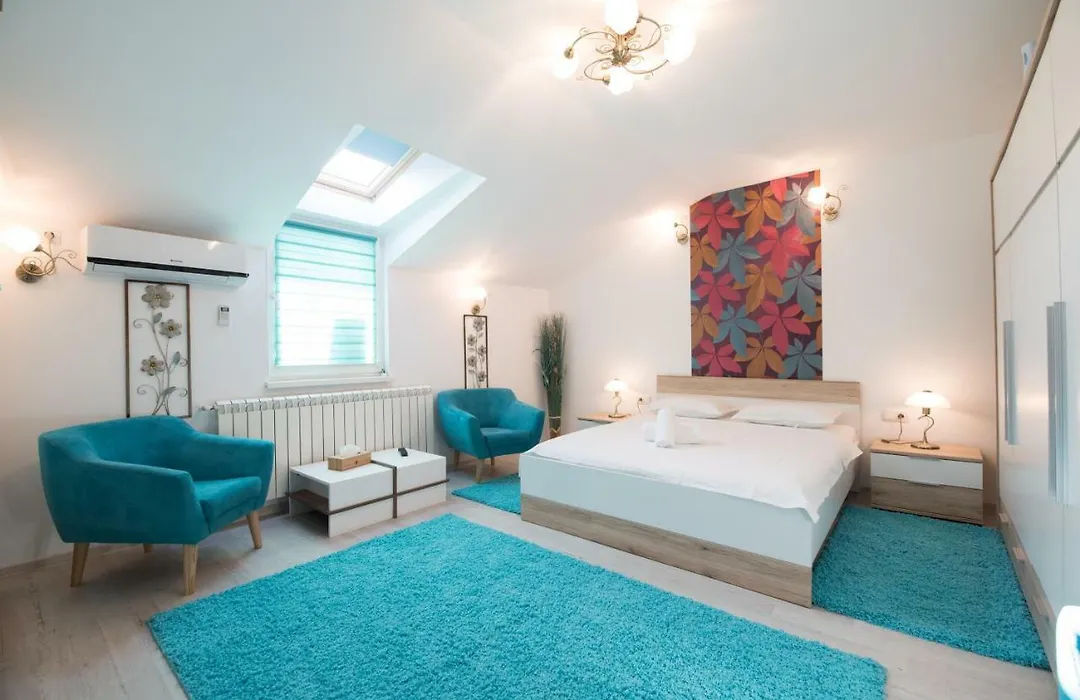 Queen Holiday Apartment-1