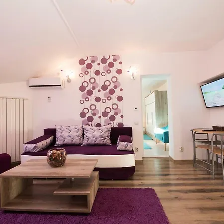 Queen Holiday Apartment-3