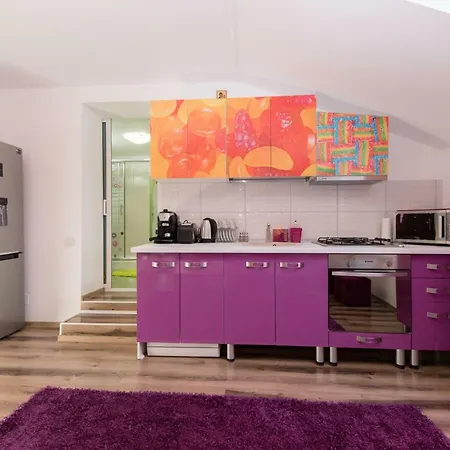 Queen Holiday Apartment-2